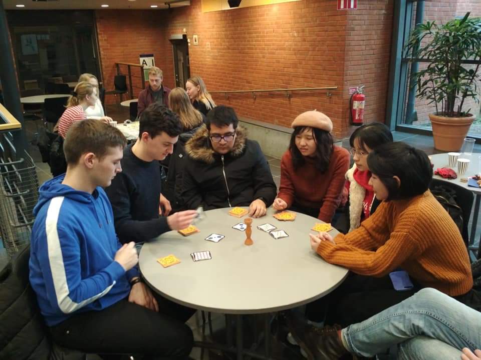 和同学一起玩board games